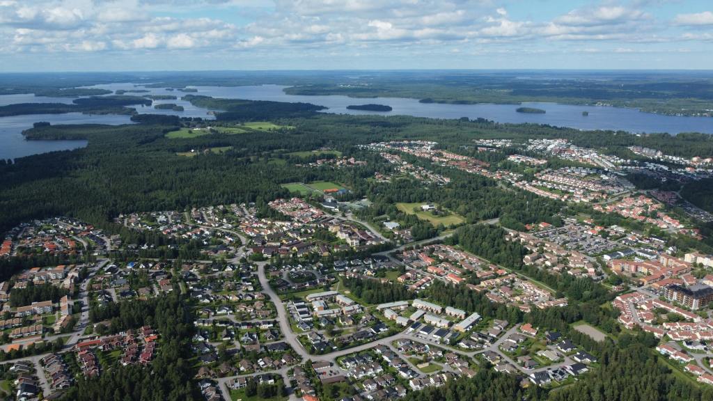 Flygfoto över Växjö och vattnet